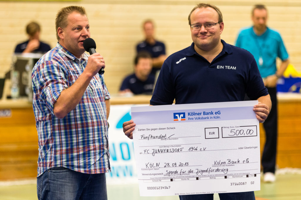 Spende der Kölner Bank an den FC Junkersdorf