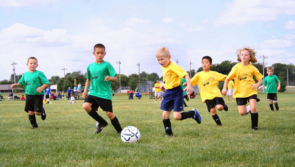 team of young footballers 1493006 1920